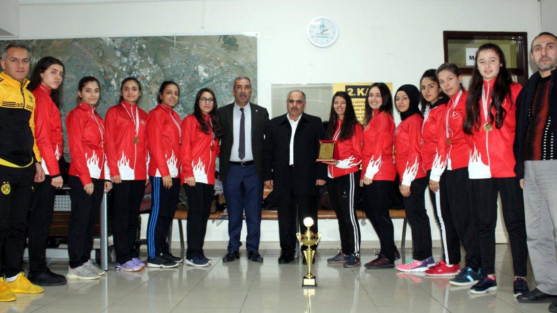 İl Birincisi olan Gazikent Anadolu Lisesi Kız Hentbol Takımımız,İlçe Milli Eğitim Müdürümüz Sayın Mehmet YAĞCI´yı ziyaret etti.