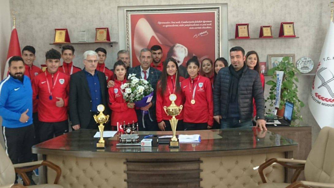 Arif Nihat Asya Anadolu Lisemiz Şampiyonlarından Ziyaret