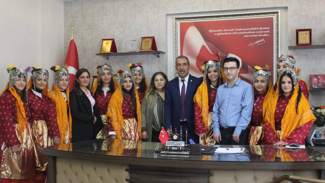 Nuriye Vasıf Onat Kız Anadolu Lisesi Halk Oyunları Ekibi, İlçe Milli Eğitim Müdürümüz Sayın Mehmet YAĞCI´ yı makamında ziyaret etti.