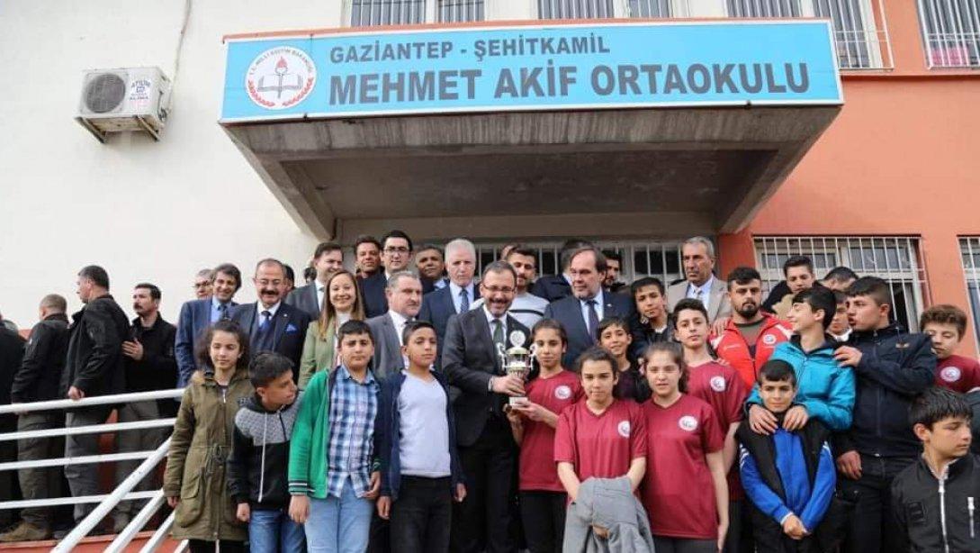 Gençlik ve Spor Bakanımız Sayın Mehmet Muharrem Kasapoğlunun katılımıyla spor malzemesi dağıtım töreni gerçekleştirildi.