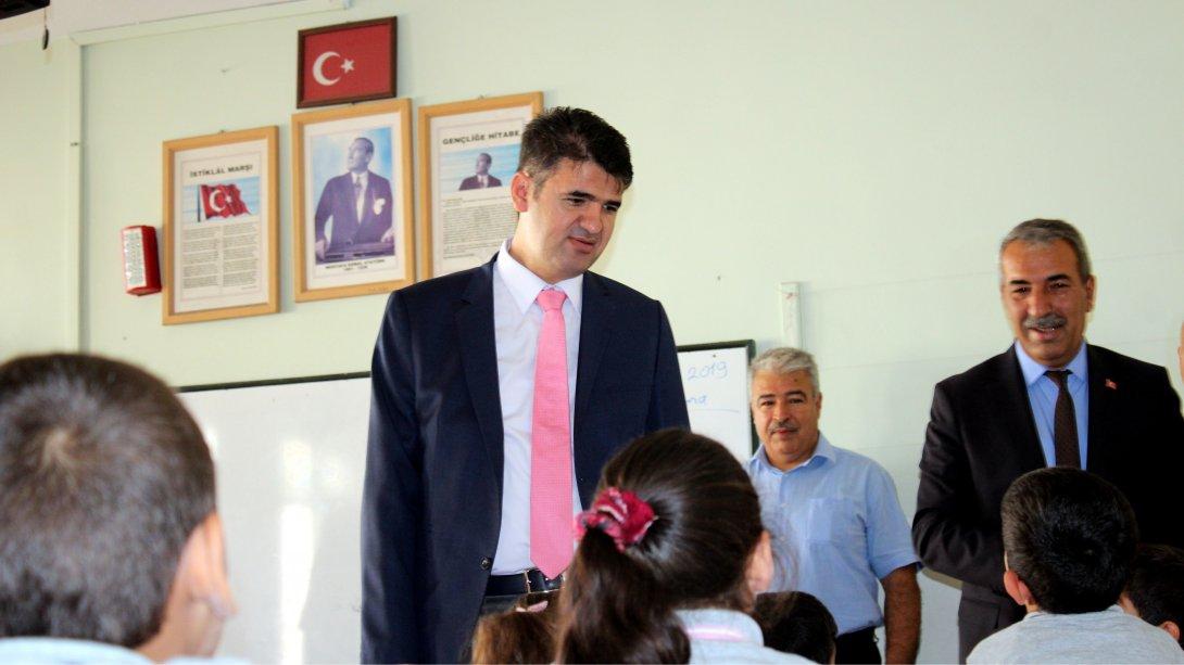 İlçe Kaymakamımız Sayın Ömer KALAYLI ve İlçe Milli Eğitim Müdürümüz Sayın Mehmet YAĞCI Umut İlkokulumuzu ziyaret ederek okulda gerçekleştirilen faaliyetleri inceledi.