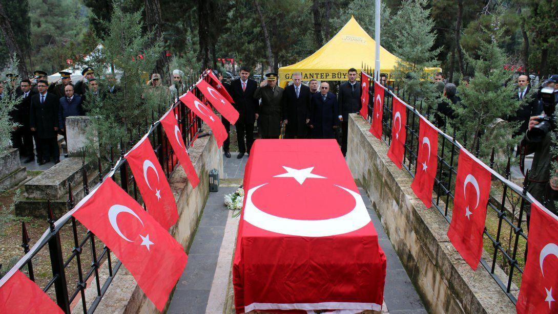 Gaziantep Savunmasının önemli Kahramanlarından Özdemir Bey mezarı başında rahmetle anıldı.