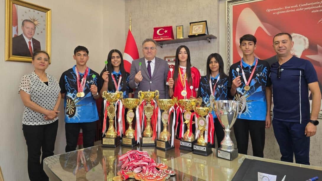ŞEHİTKAMİL ANADOLU LİSESİ İL, BÖLGE VE TÜRKİYE ŞAMPİYONU DART KIZ VE ERKEK TAKIMININ ZİYARETİ